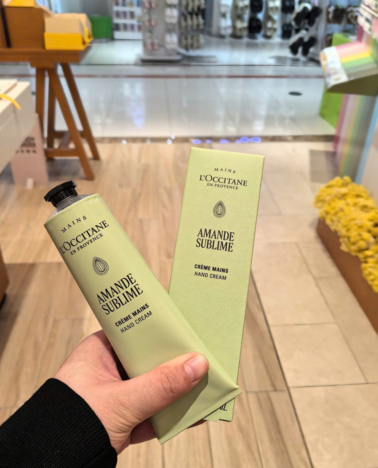 Kem dưỡng da tay L'occitane hạnh nhân Almond Delicious Hands 150ml mẫu mới