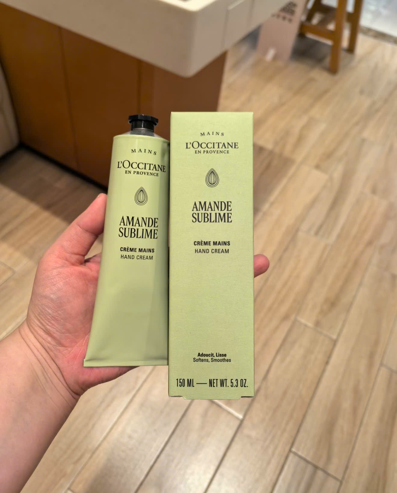 Kem dưỡng da tay L'occitane hạnh nhân Almond Delicious Hands 150ml mẫu mới