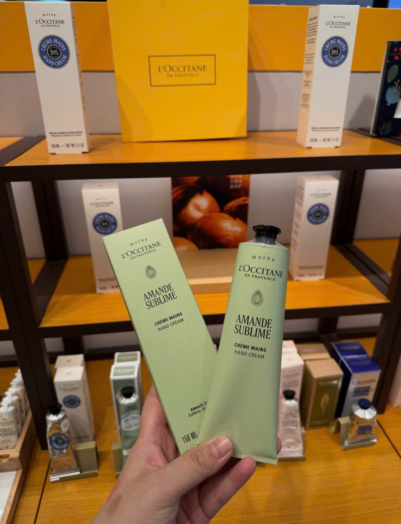 Kem dưỡng da tay L'occitane hạnh nhân Almond Delicious Hands 150ml mẫu mới