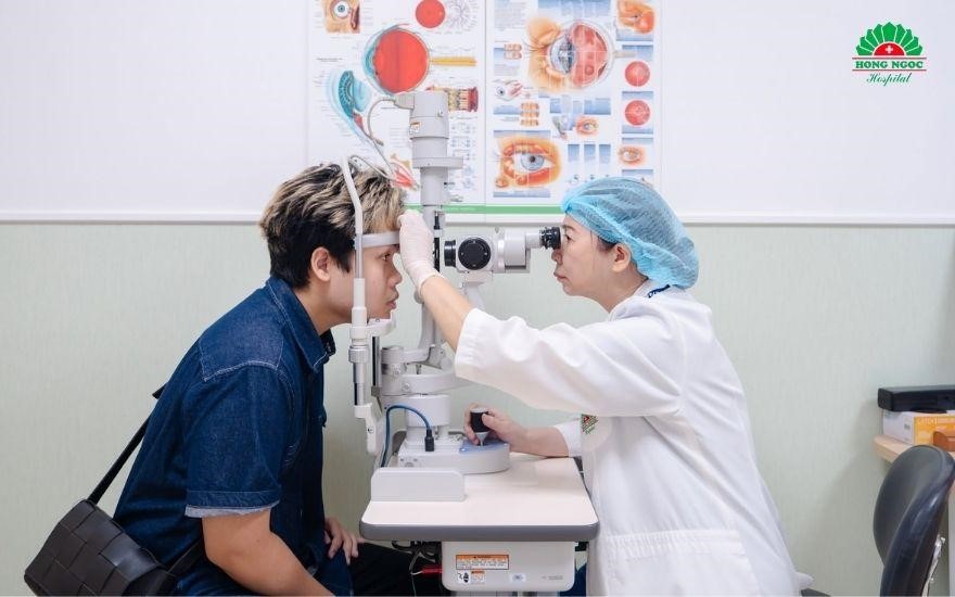 Bác sĩ trực tiếp kiểm tra cấu trúc giác mạc trước ca đại phẫu, đảm bảo độ chính xác tuyệt đối trong từng thao tác vi phẫu. Bác sĩ trực tiếp kiểm tra cấu trúc giác mạc trước ca đại phẫu, đảm bảo độ chính xác tuyệt đối trong từng thao tác vi phẫu.
